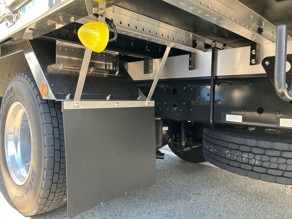 シャシとネタの状態です。ネタはアルミ製です|三菱 ファイター 2KG-FK65F(2WD)の写真6