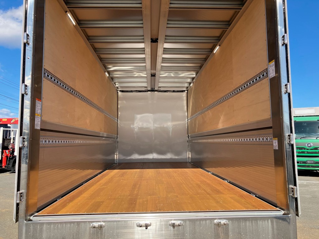 床は板張り・ラッシング2段・落としフック5対付いています。|三菱 ファイター 2KG-FK65F(2WD)の写真9