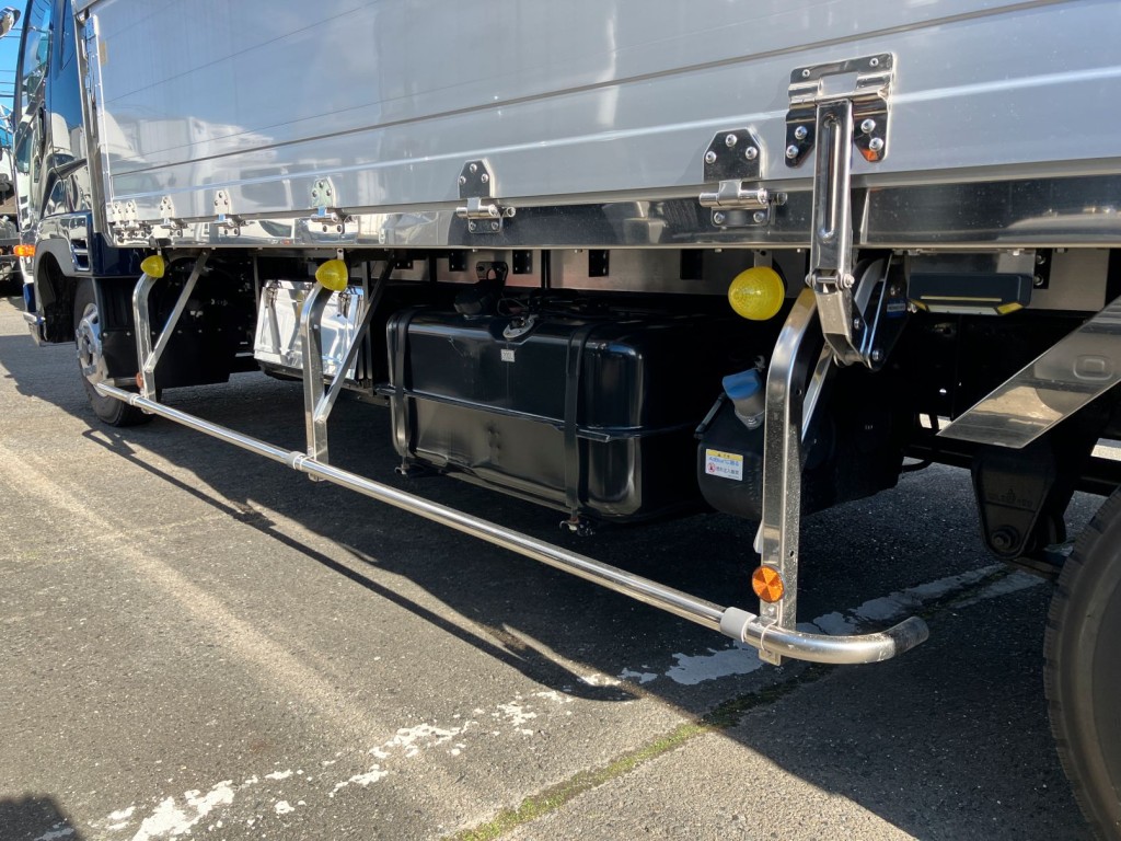 サイドバンパーはステンレス製です。|三菱 ファイター 2KG-FK65F(2WD)の写真12