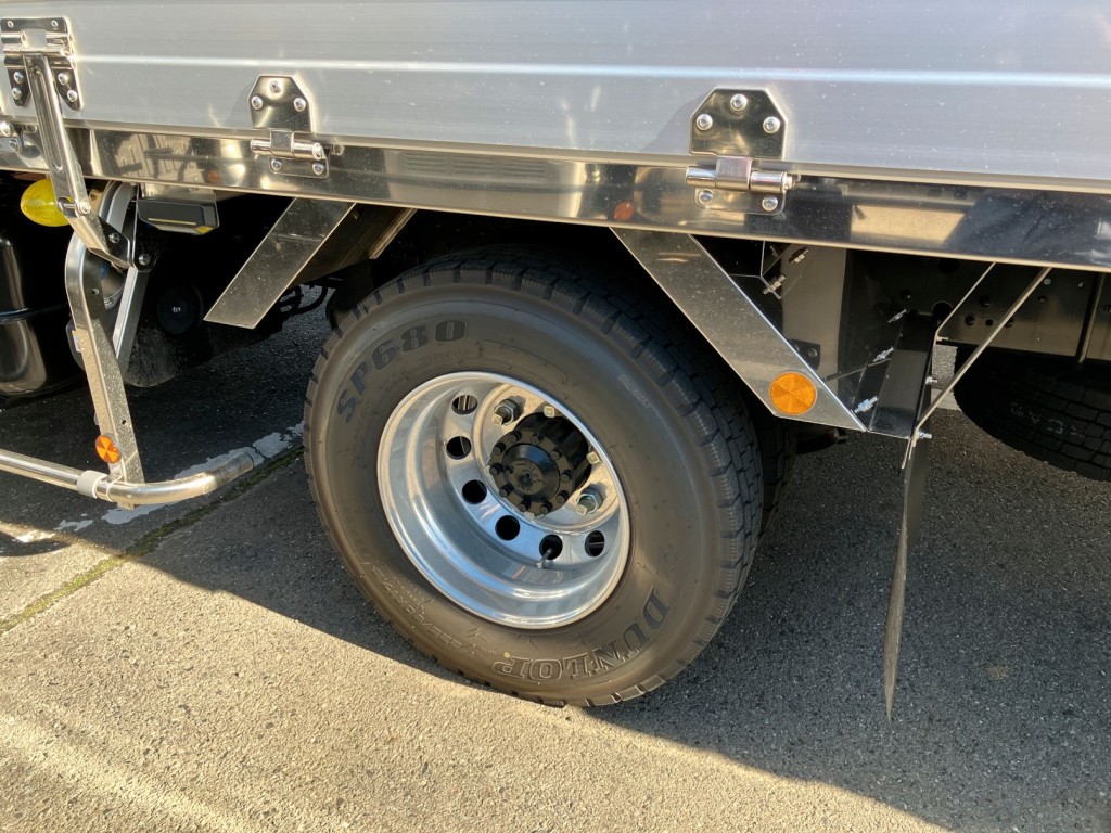 リヤフェンダーはステンレス製です。アルミホイールです|三菱 ファイター 2KG-FK65F(2WD)の写真14