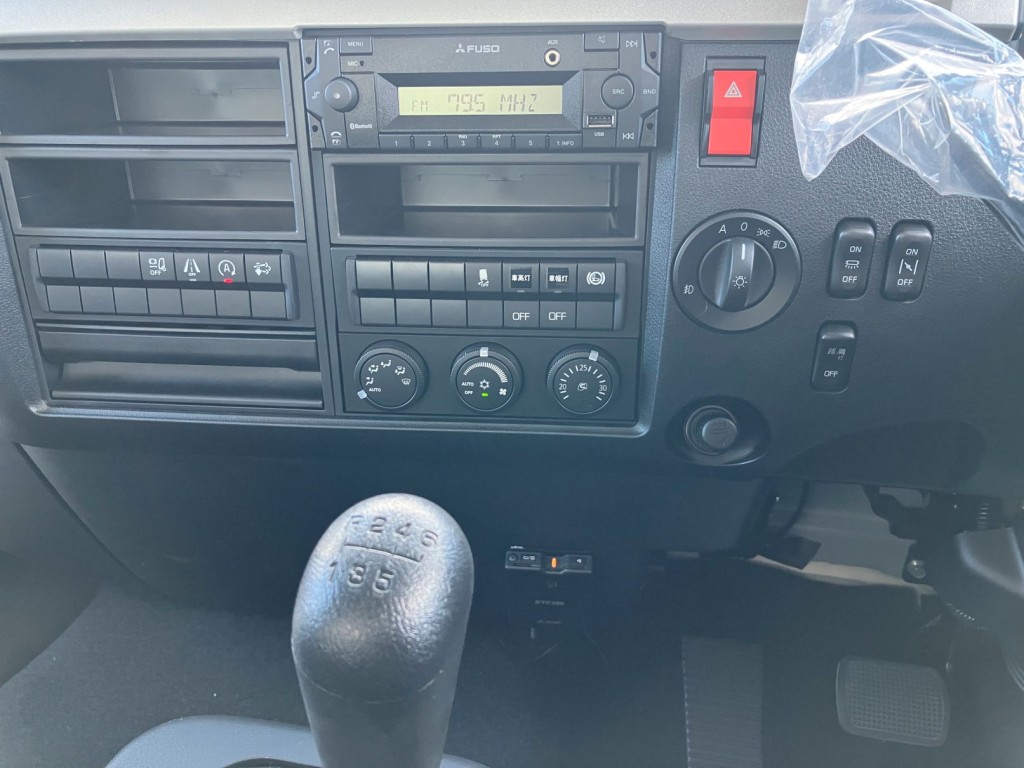 スイッチ類です。|三菱 ファイター 2KG-FK65F(2WD)の写真22