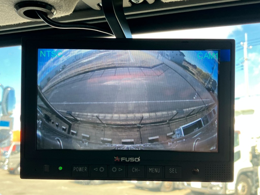 液晶バックモニター付きです。|三菱 ファイター 2KG-FK65F(2WD)の写真25