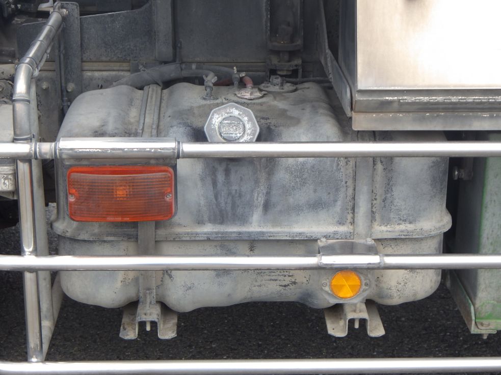 燃料タンクは100Lです。|いすゞ フォワード SKG-FSR90S2の写真18