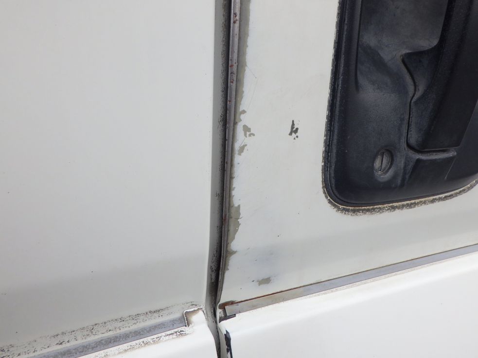 運転席側ドアにキズがあります。（助手席側にもあります）|いすゞ フォワード SKG-FSR90S2の写真22