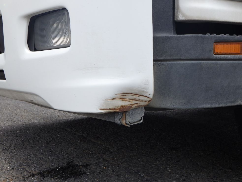 フロントバンパーの助手席側にキズ・サビ・ヘコミがあります。(運転席側にもあります)|いすゞ フォワード SKG-FSR90S2の写真23