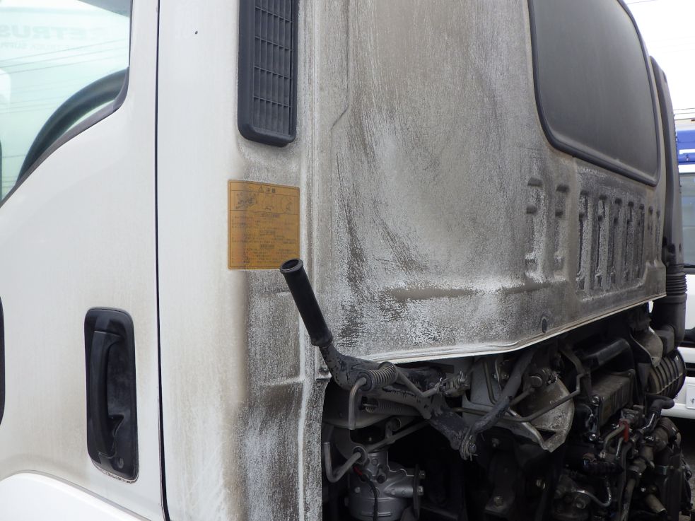 キャブ後方に汚れがあります。|いすゞ フォワード SKG-FSR90S2の写真25