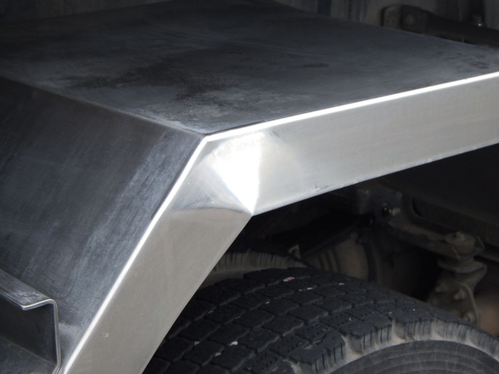 運転席側リヤフェンダーに曲がりがあります。|いすゞ フォワード SKG-FSR90S2の写真26