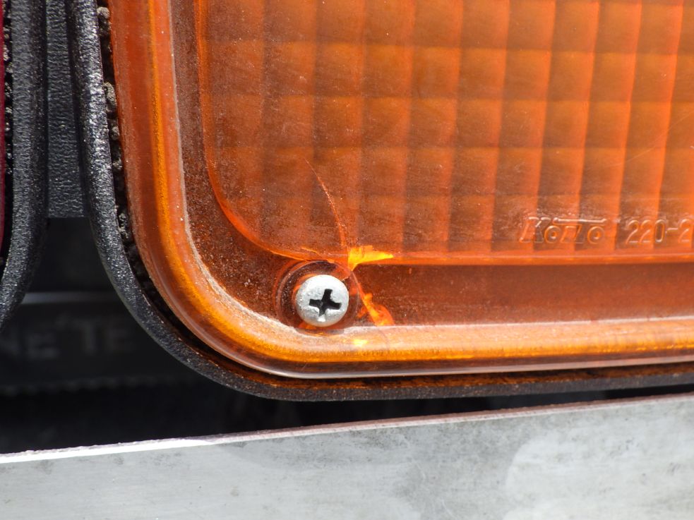 助手席側ウインカーレンズにヒビがあります。|いすゞ フォワード SKG-FSR90S2の写真28