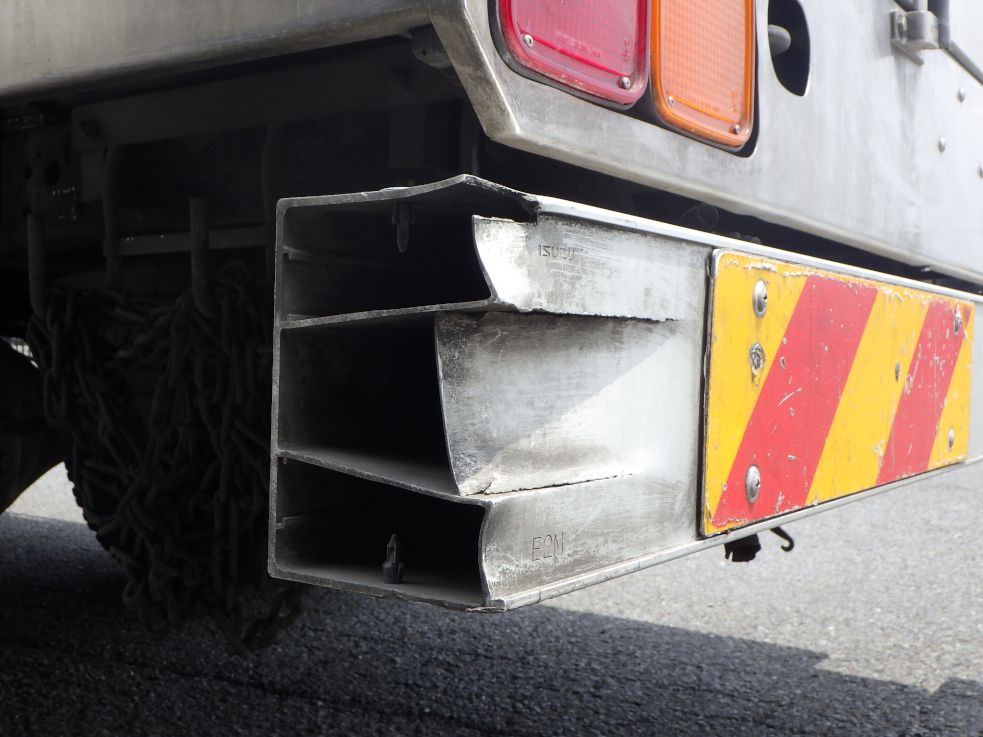 リヤバンパーの左右のカバーが欠損しています。|いすゞ フォワード SKG-FSR90S2の写真29