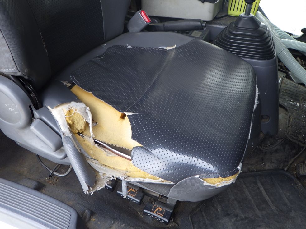 運転席座面にヘタリ・破れがあります。|いすゞ フォワード SKG-FSR90S2の写真30