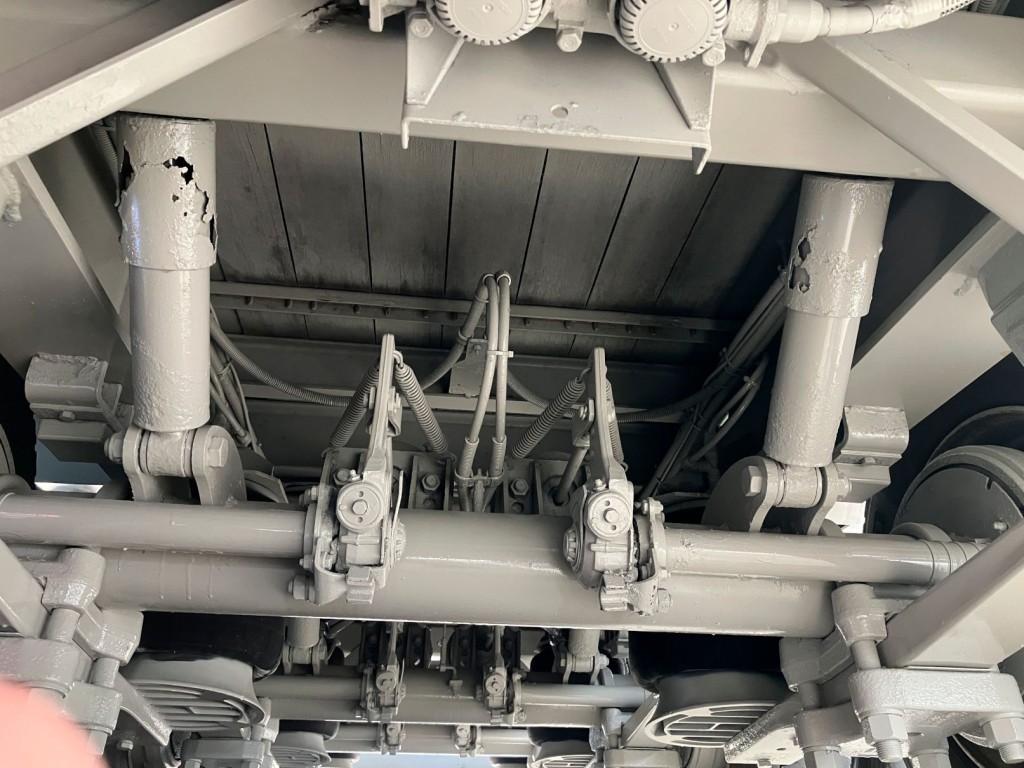 下回り1軸目の状態です。左右ショックカバーに腐食穴があります|フルハーフ DFPDG341AN改の写真14