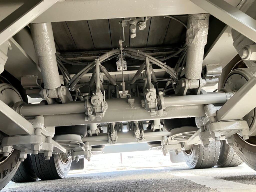 下回り2軸目の状態です。助手席側ショックカバーに腐食穴テープ補修跡があります|フルハーフ DFPDG341AN改の写真15