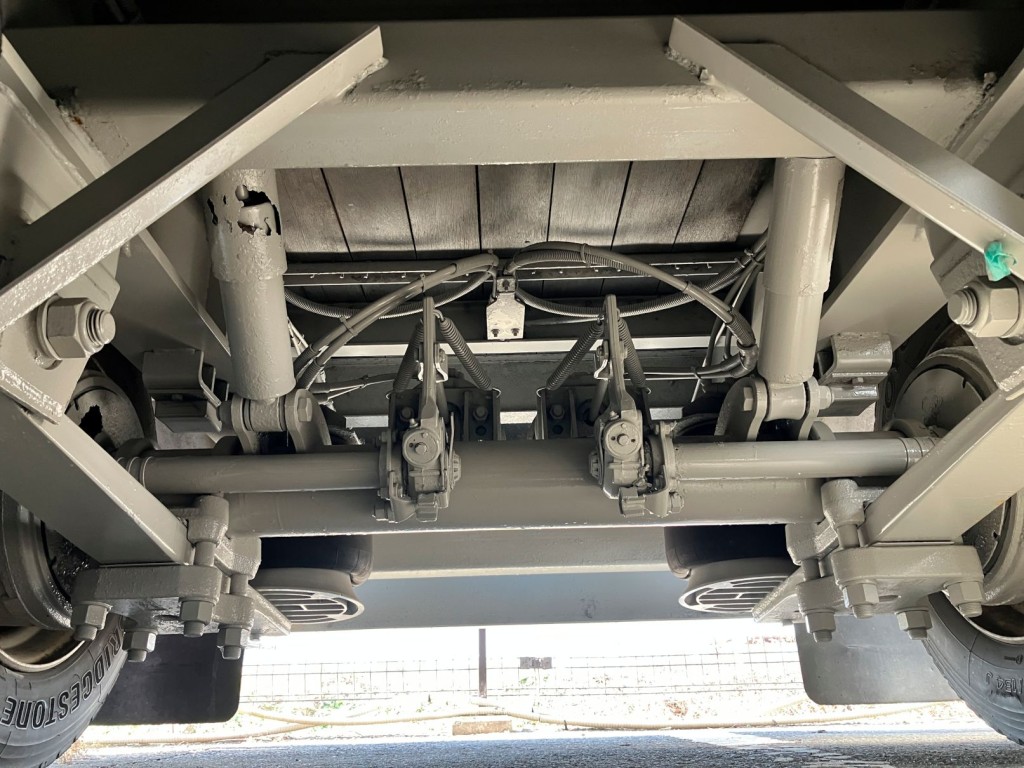 下回り3軸目の状態です。運転席側ショックカバーに腐食穴があります|フルハーフ DFPDG341AN改の写真16