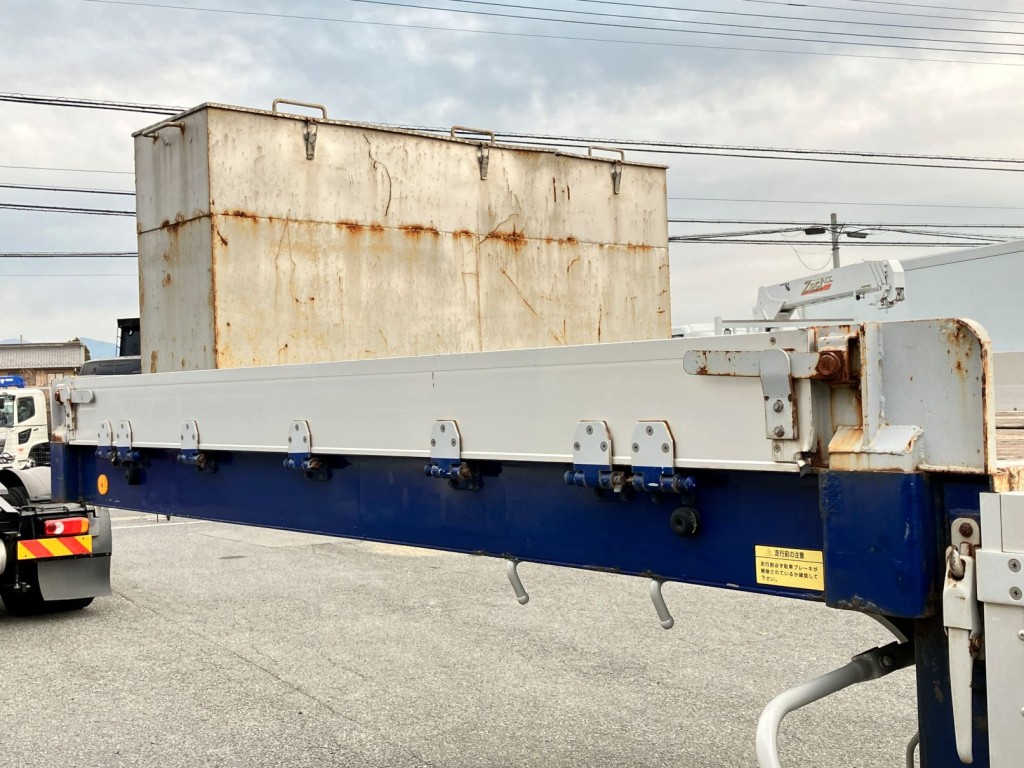 助手席側上段アオリの状態です。アオリ後方下部に部分割れがあります|フルハーフ DFPDG341AN改の写真34