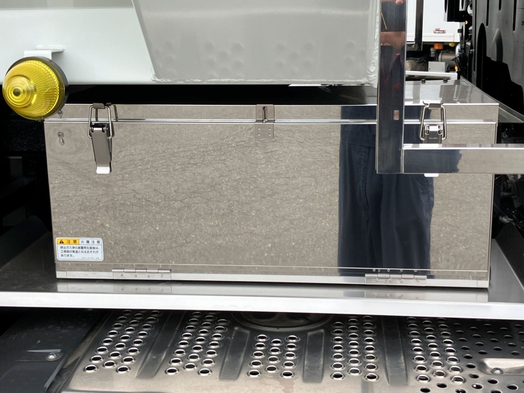 工具箱はステンレス製です。|三菱 スーパーグレート 2PG-FV80VYの写真15