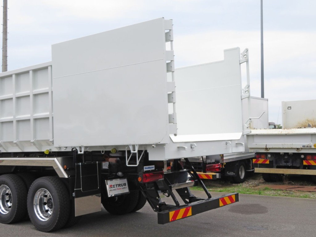 リア扉は片開式です。|三菱 スーパーグレート 2PG-FV80VZの写真11