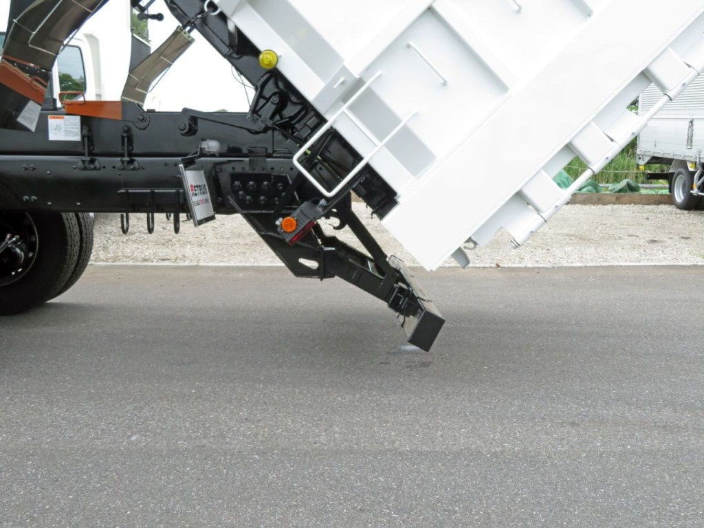 リアバンパーは可倒式です。|三菱 スーパーグレート 2PG-FV80VZの写真12