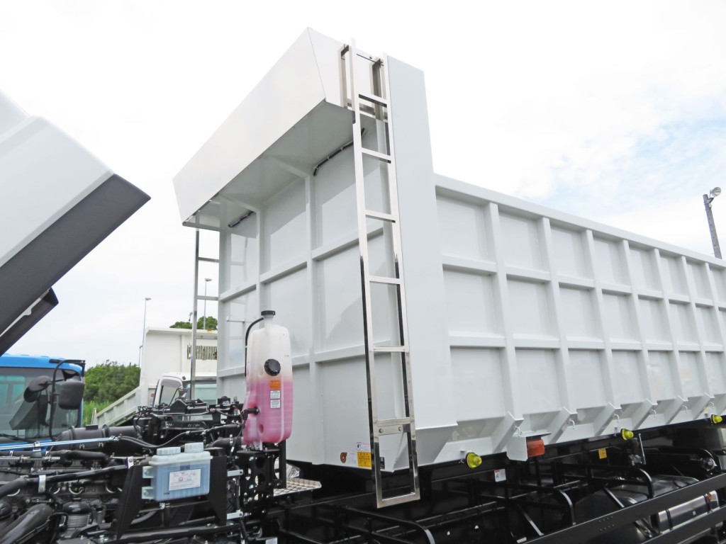 ハシゴ・シートデッキ周りはステンレス製です。|三菱 スーパーグレート 2PG-FV80VZの写真14