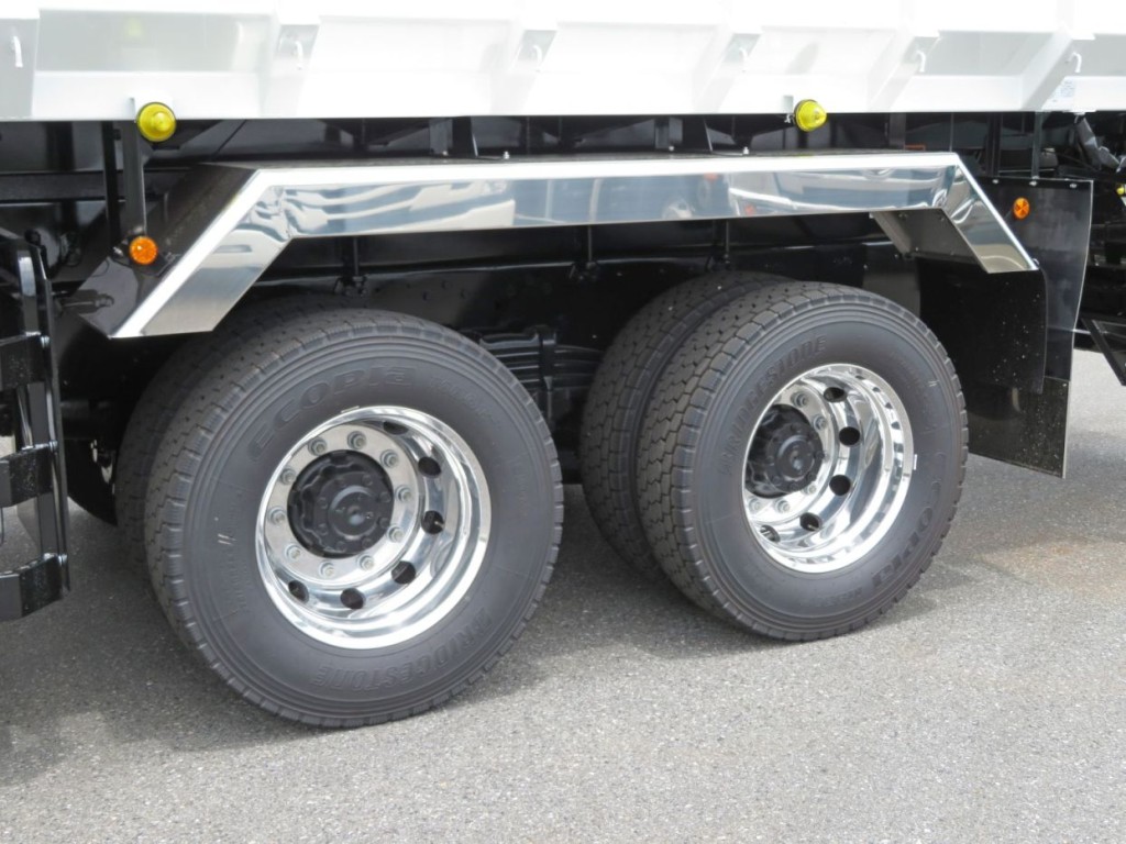 リアフェンダーはステンレス製です。(アルミホイールです)|三菱 スーパーグレート 2PG-FV80VZの写真17