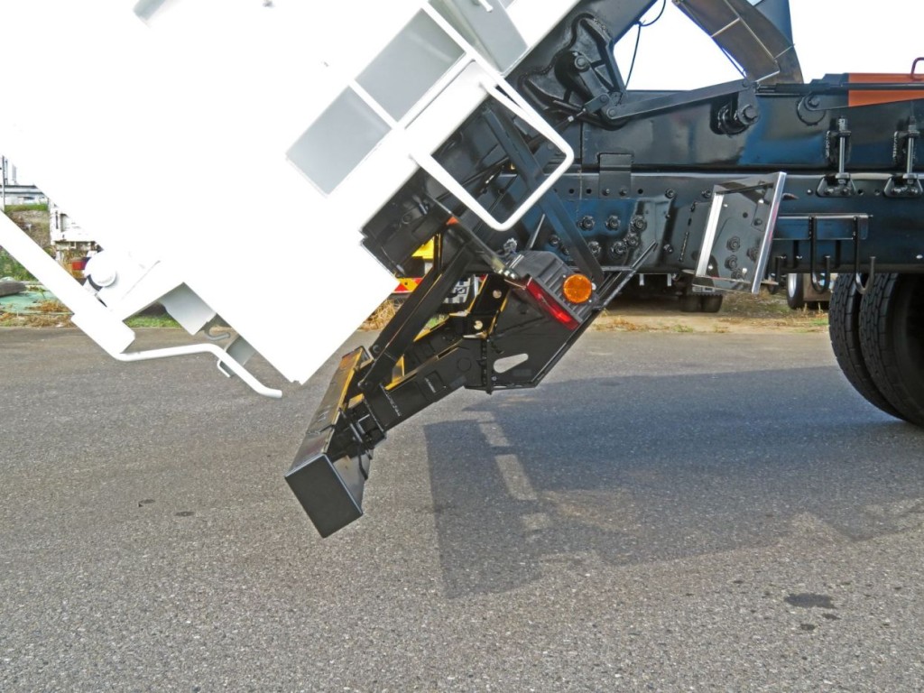 リアバンパーは可倒式です。|三菱 スーパーグレート 2PG-FV80VZの写真12