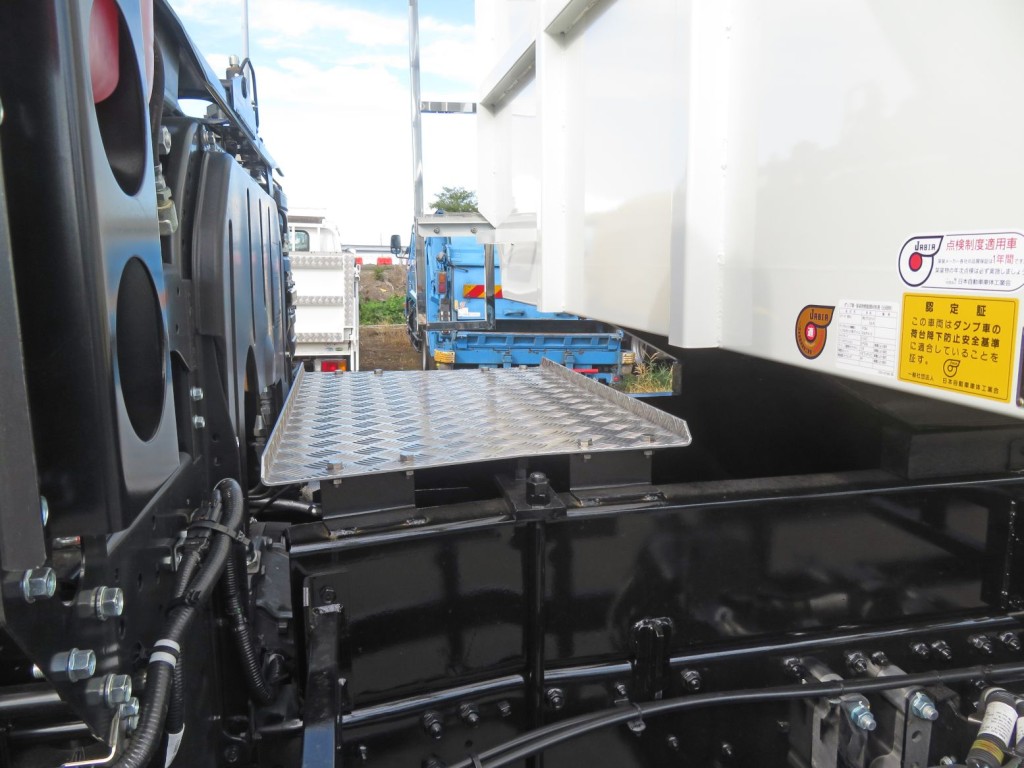 荷台前方に踊り場があります。|三菱 スーパーグレート 2PG-FV80VZの写真14