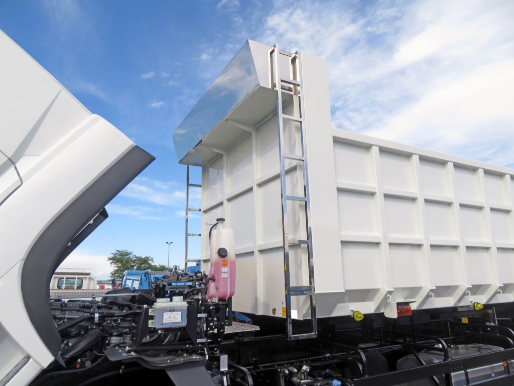 シートデッキ周り・ハシゴはステンレス製です。|三菱 スーパーグレート 2PG-FV80VZの写真15