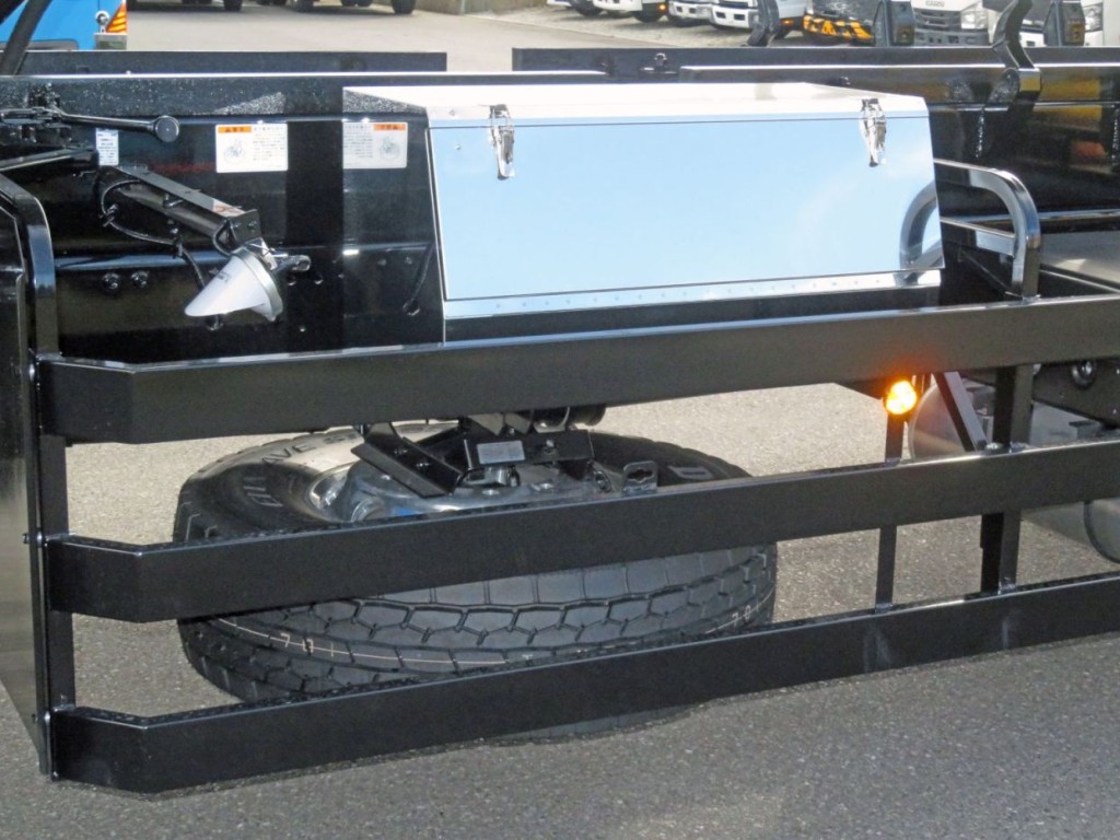 スペアタイヤ・工具箱付きです。（工具箱はステンレス製です）|三菱 スーパーグレート 2PG-FV80VZの写真16