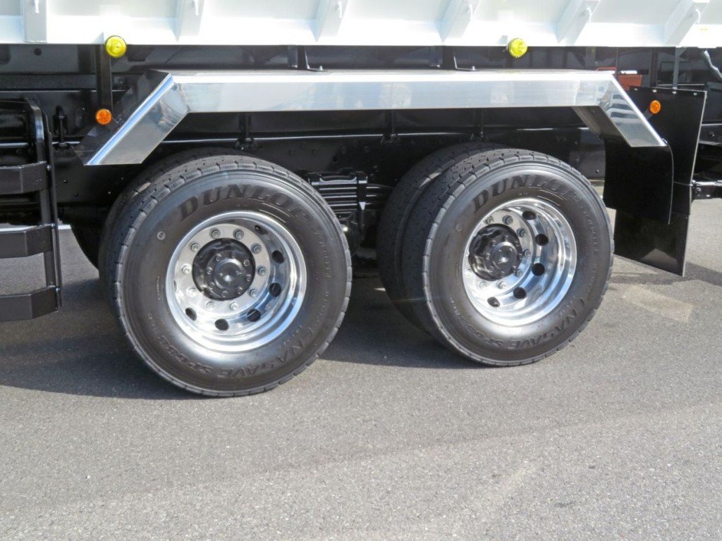 リアフェンダーはステンレス製です。（アルミホイールです）|三菱 スーパーグレート 2PG-FV80VZの写真17