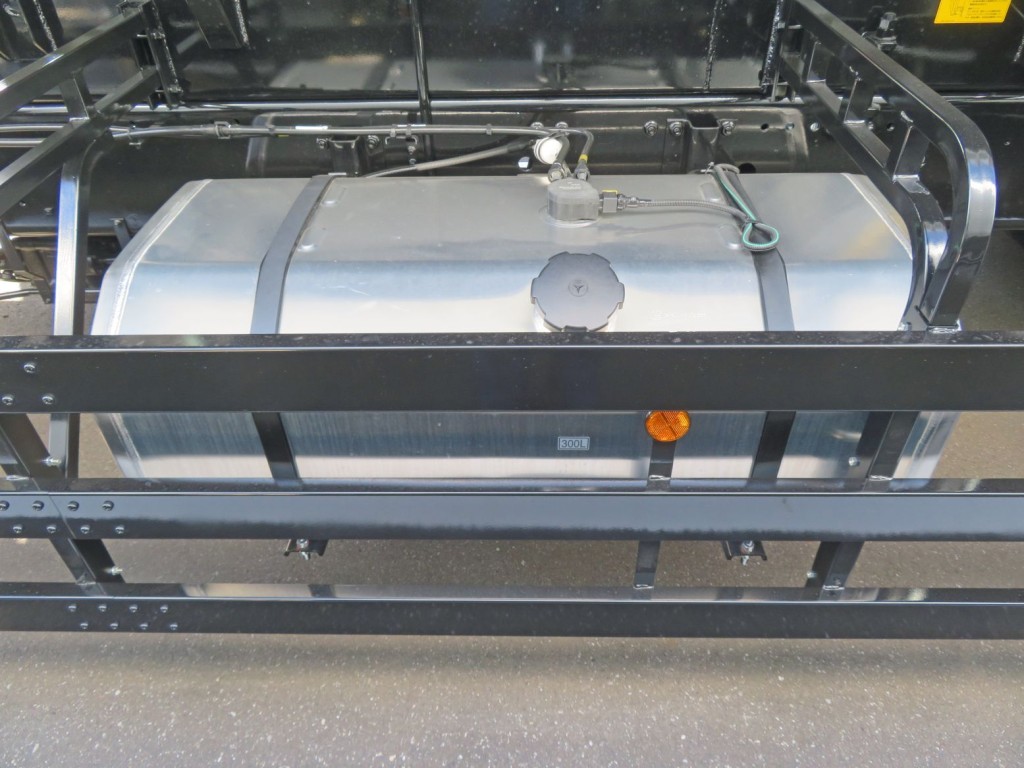 燃料タンクは300Lです。（アルミ製です）|三菱 スーパーグレート 2PG-FV80VZの写真21