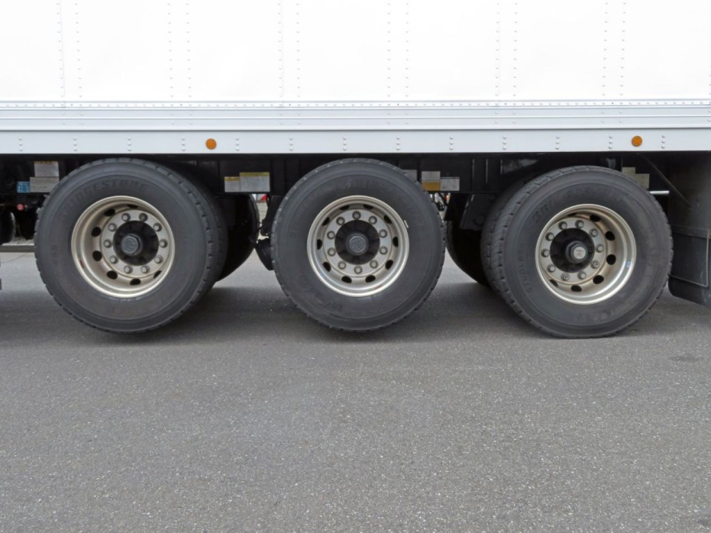 アクスルリフト付きです。（前2軸が浮きます）|トレクス  VFR346ADの写真23