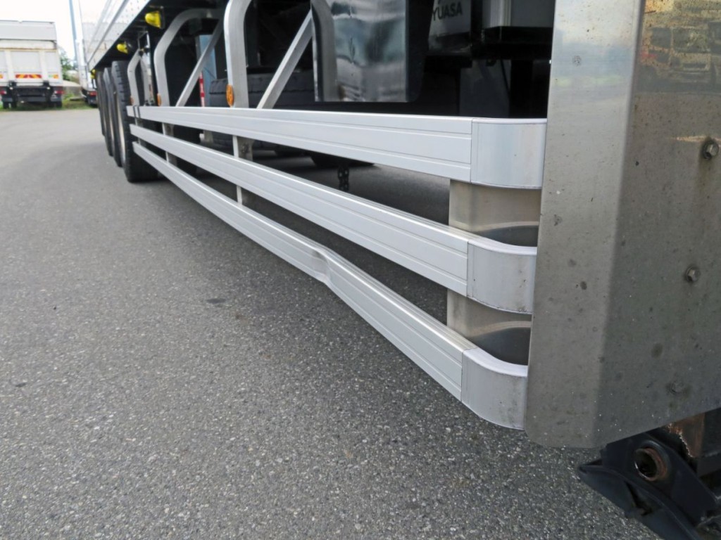 運転席側サイドバンパー前方側にヘコミがあります。|トレクス  VFR346ADの写真40