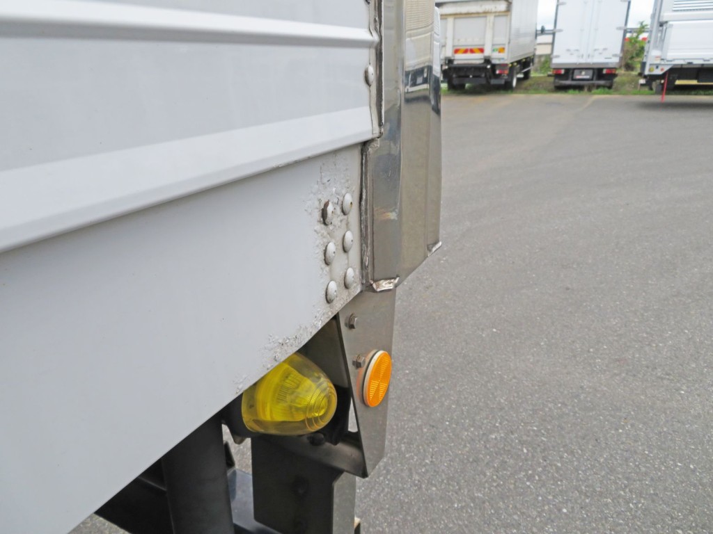 助手席側サイドレール後方に表面腐食箇所があります。|トレクス  VFR346ADの写真48