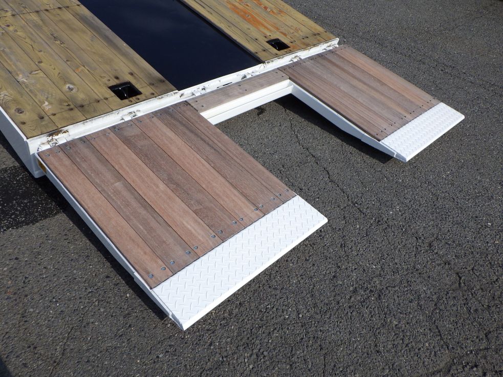 歩み板の状態です。|日野 プロフィア 2DG-FW1AHCの写真14