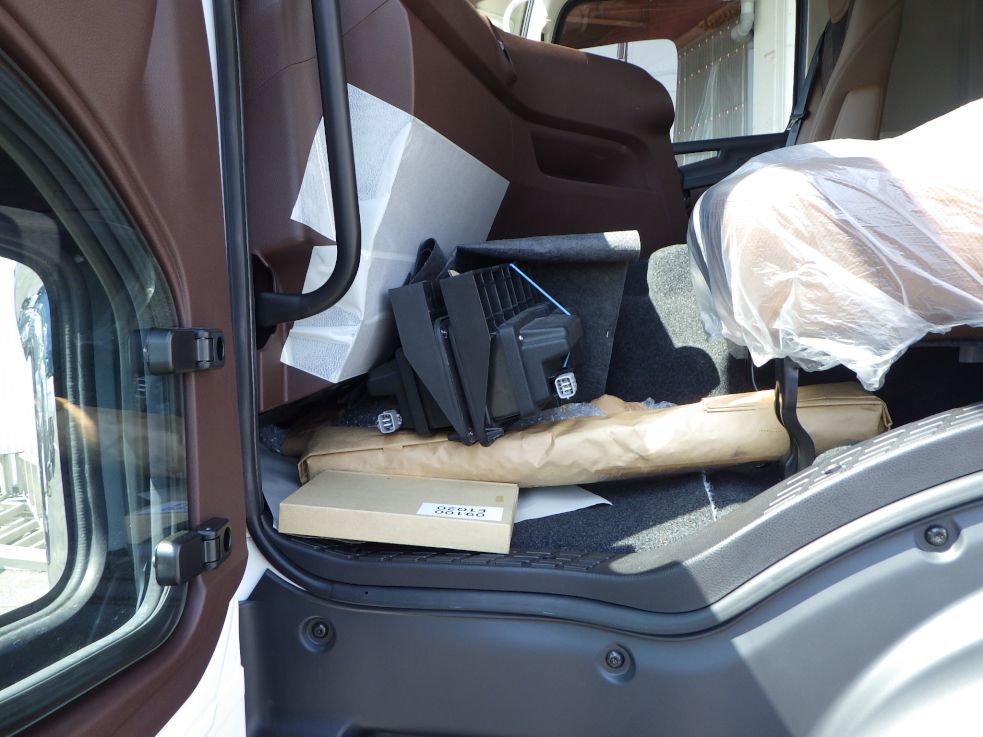 キャブ内に付属品が積んであります。|日野 プロフィア 2DG-FW1AHCの写真27