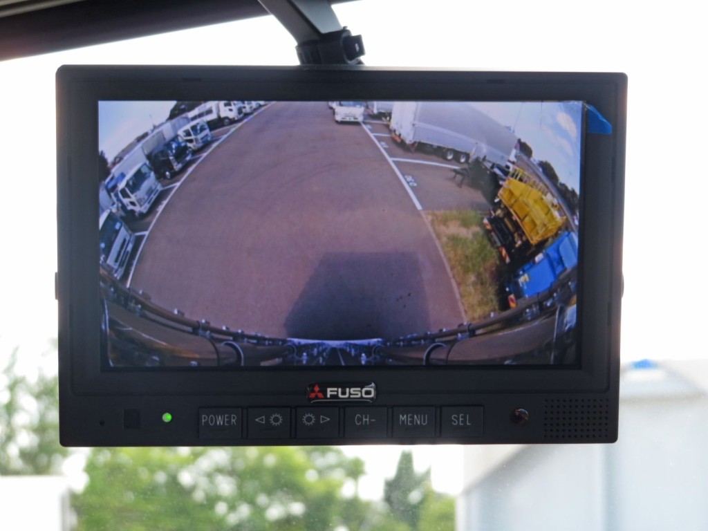液晶バックモニター付きです。|三菱 ファイター 2KG-FK65F(2WD)の写真29