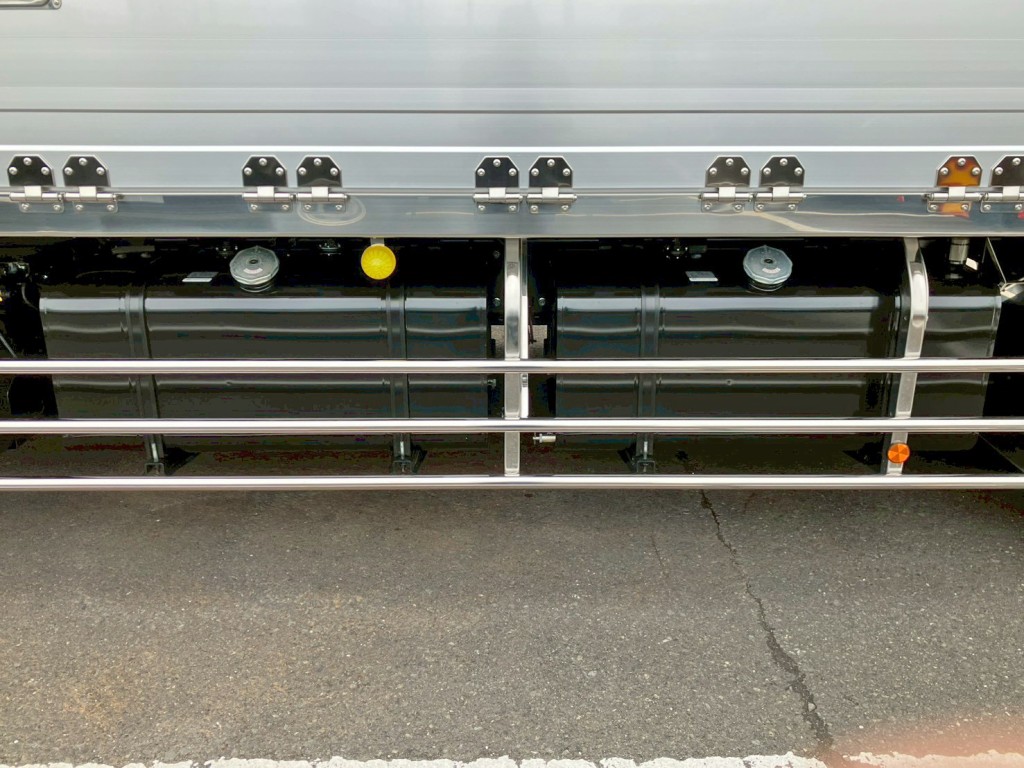 燃料タンクは300Lが2つ付いています。|日野 プロフィア 2DG-FW1AHCの写真25