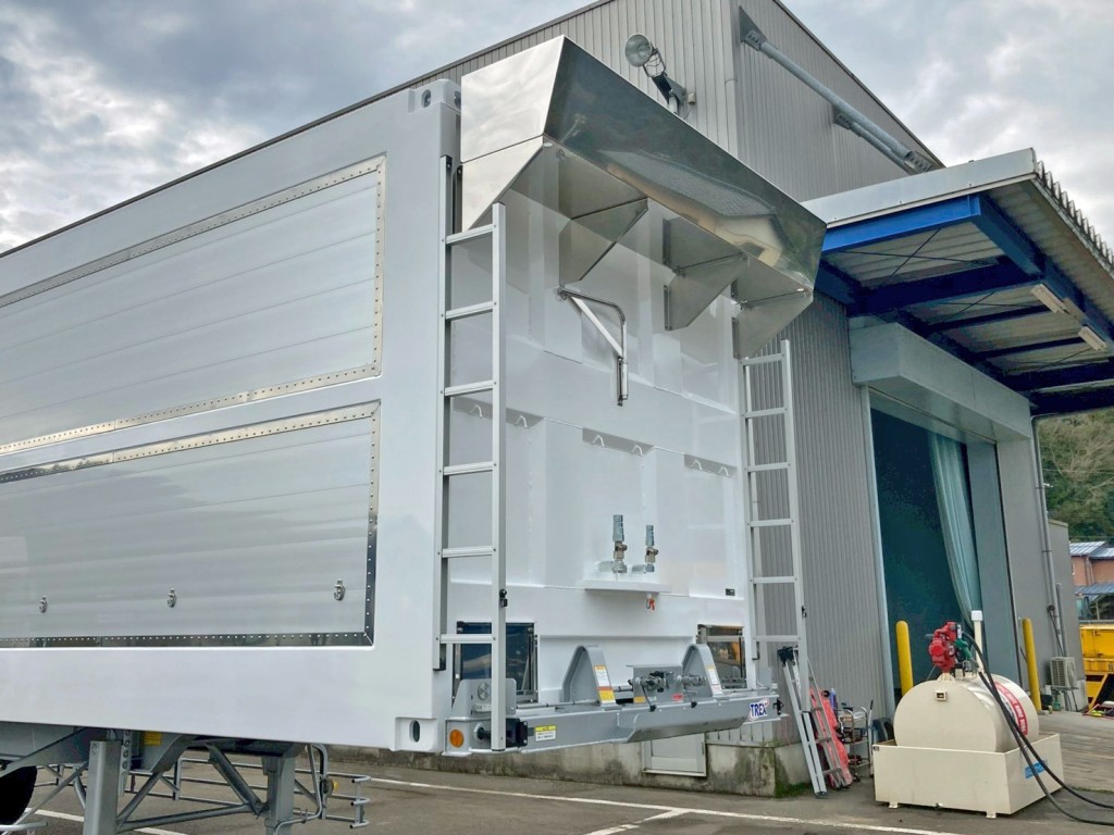 左右ハシゴはアルミ製、シートデッキにステンが張られています。|トレクス CTB34004の写真15