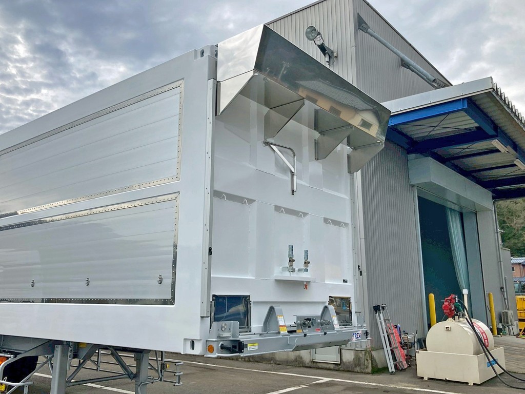 ボディー前方左右のハシゴは格納式です。|トレクス CTB34004の写真16