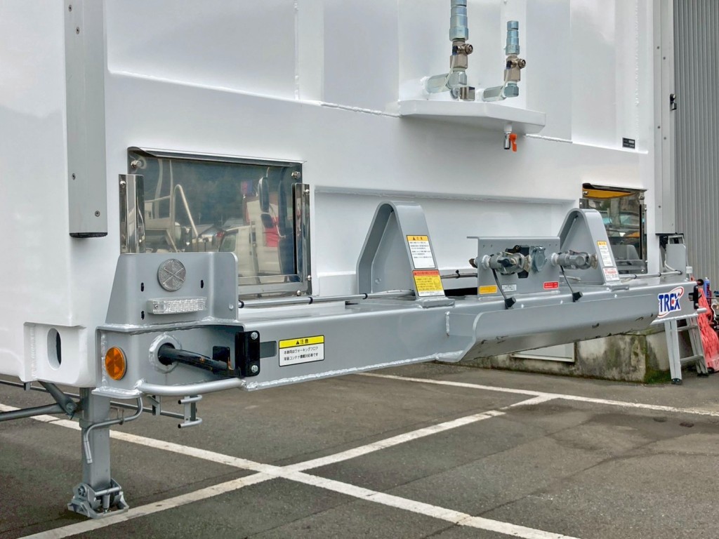 ボディー前方左右の小窓はステンレス製でボルト止めされています。(運転席側)|トレクス CTB34004の写真17