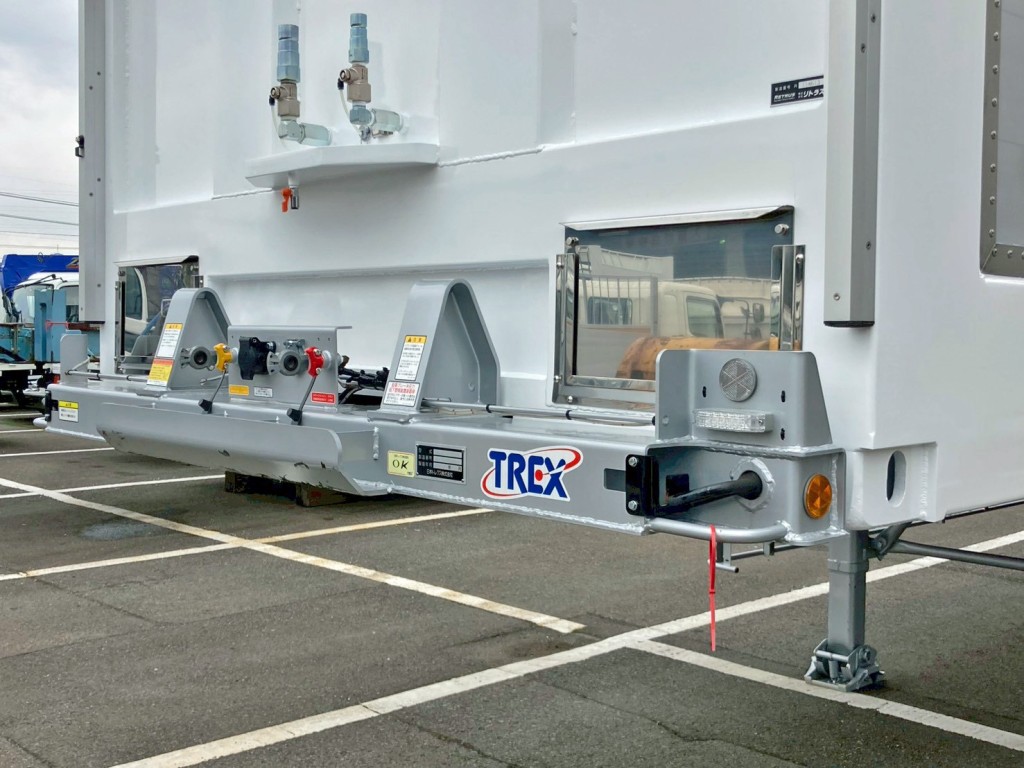 ボディー前方左右の小窓はステンレス製でボルト止めされています。(助手席側)|トレクス CTB34004の写真20