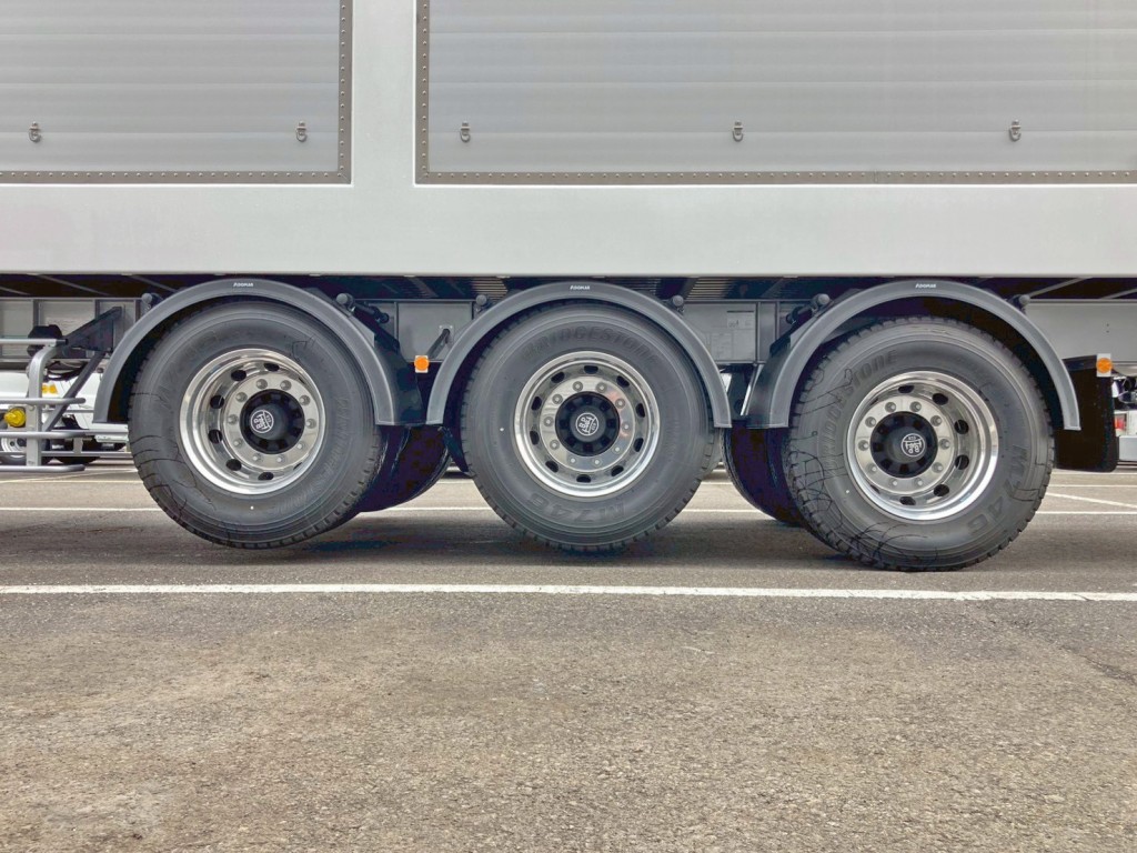 リフトアクスル機能付きです。(前2軸がリフトアップします)|トレクス CTB34004の写真24