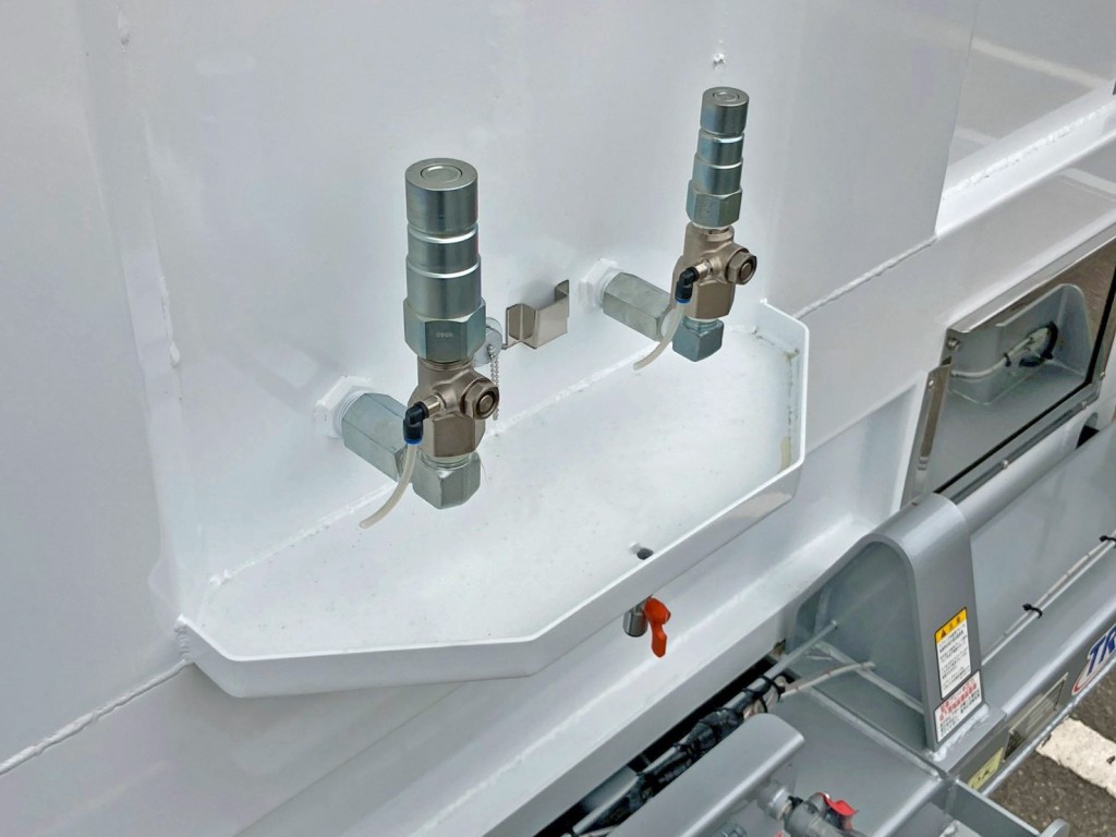 油圧チャック下部に油受けが付いています。|トレクス CTB34004の写真33