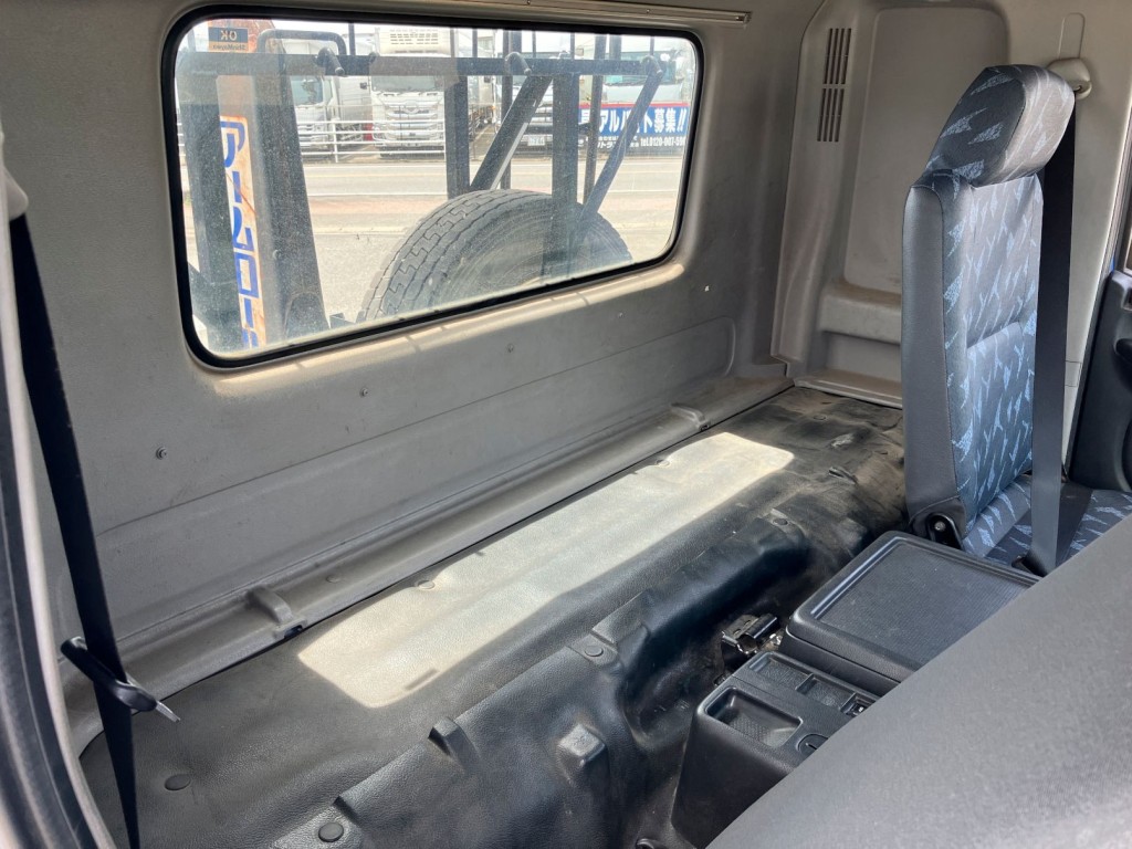 キャブベット周りの状態です。ベットマットが欠品しています|日野 レンジャー TKG-FD9JGAA(2WD)の写真21