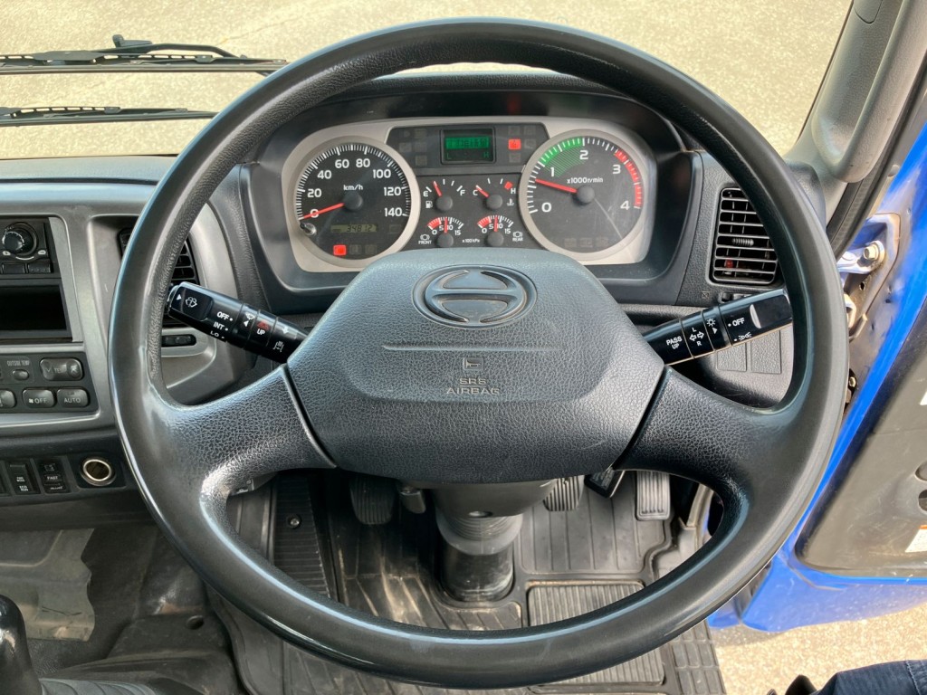 ハンドル周りの状態です。ハンドルグリップにスレがあります|日野 レンジャー TKG-FD9JGAA(2WD)の写真22