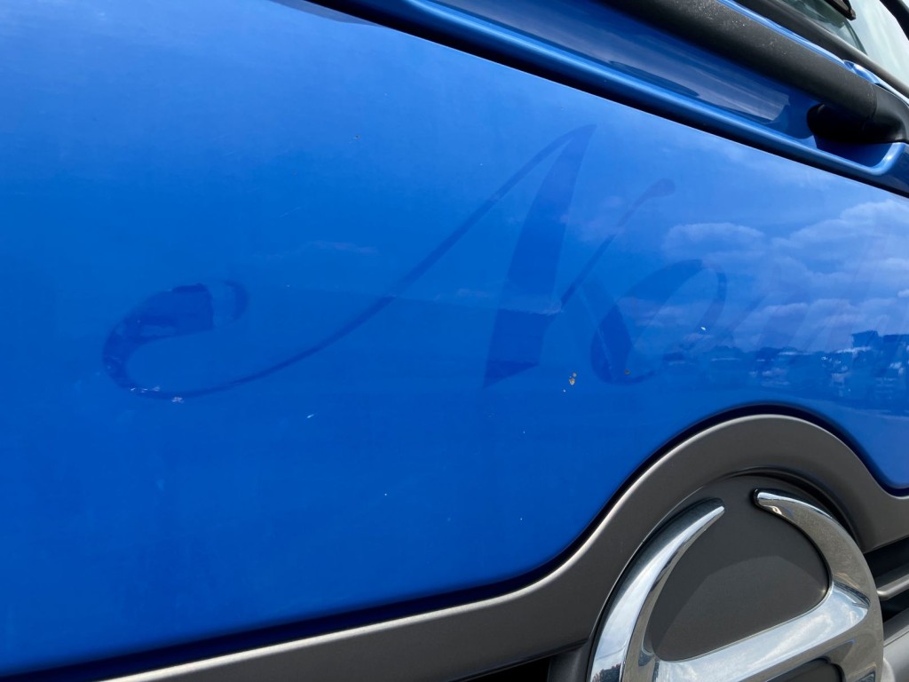 フロントパネルに飛び石キズがあります。|日野 レンジャー TKG-FD9JGAA(2WD)の写真27