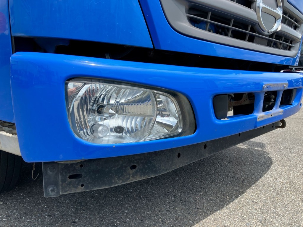 フロントバンパーに飛び石キズがあります。|日野 レンジャー TKG-FD9JGAA(2WD)の写真28