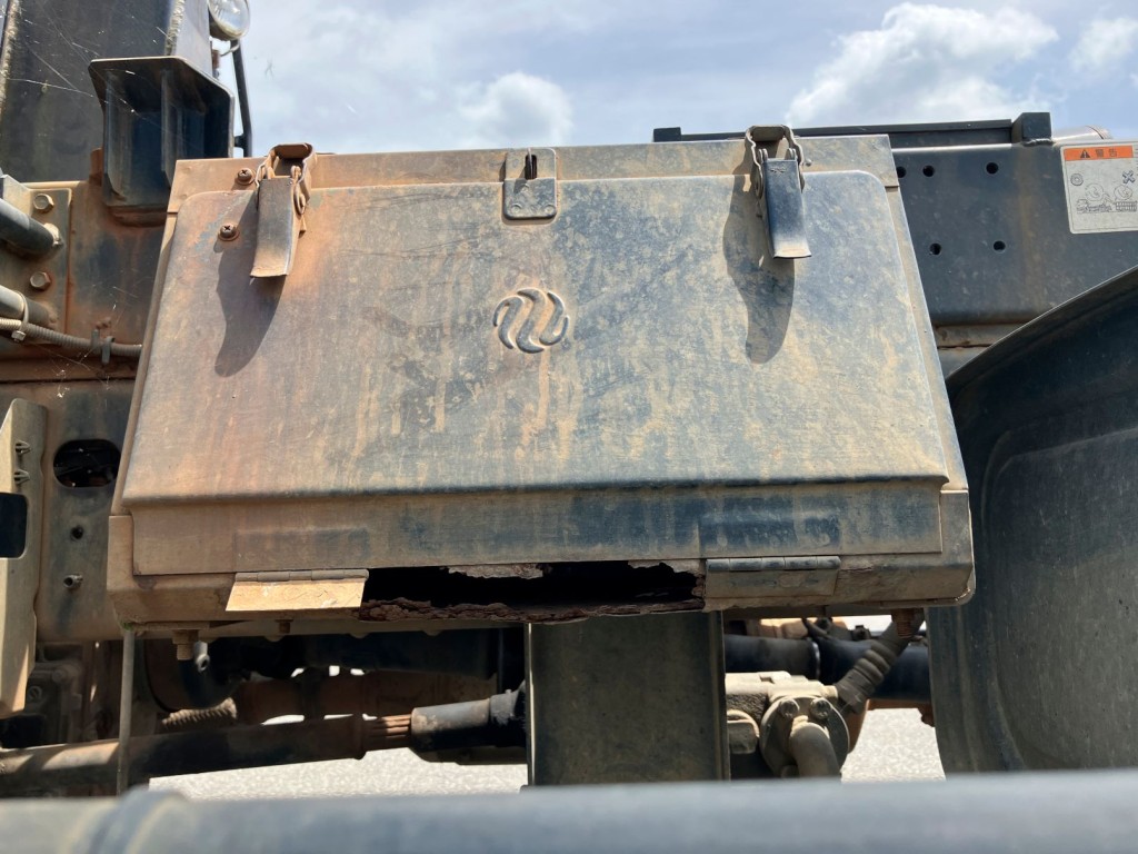 工具箱底に腐食穴があります。|日野 レンジャー TKG-FD9JGAA(2WD)の写真40