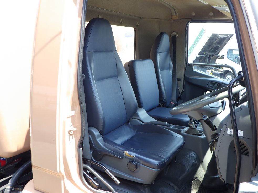 乗車定員は3名です。|三菱 ファイター TKG-FK71F(2WD)の写真6