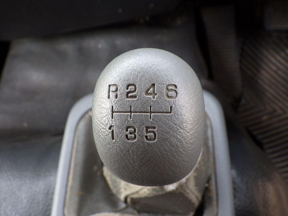 MT6速です。|三菱 ファイター TKG-FK71F(2WD)の写真19