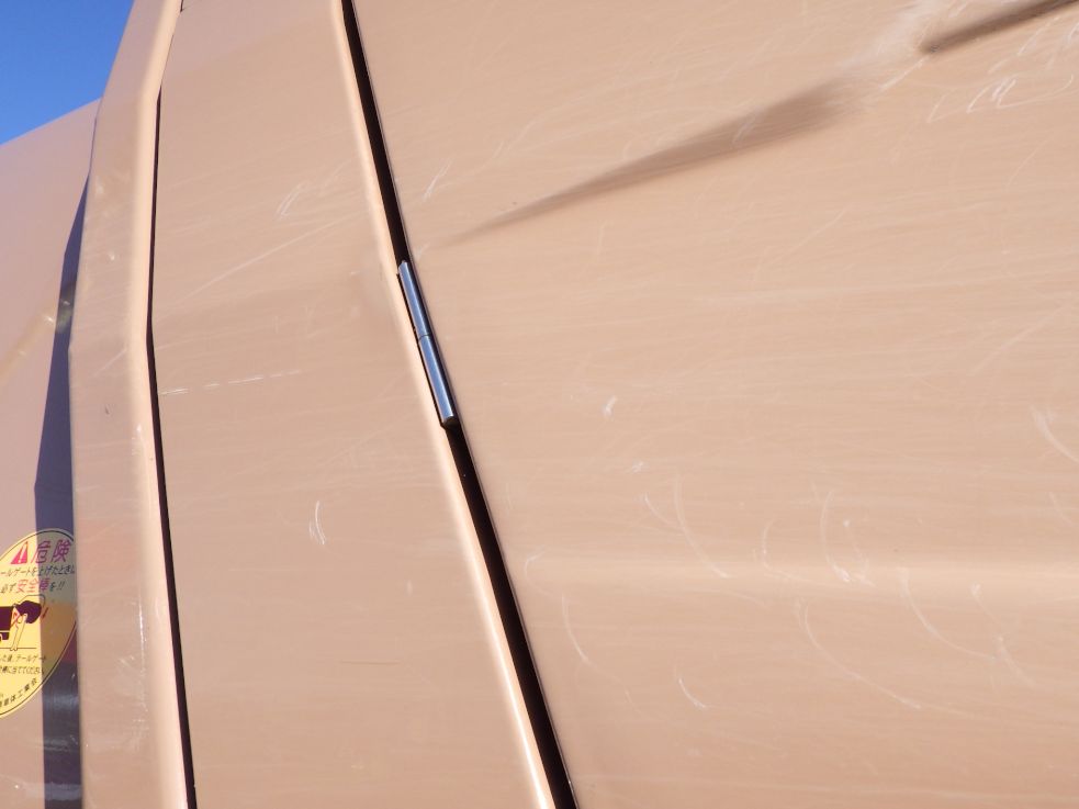 左右のホッパーカバーにスレがあります。|三菱 ファイター TKG-FK71F(2WD)の写真32